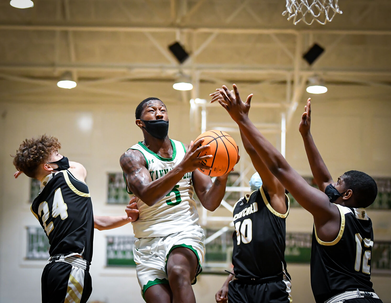 The Wonders defeated the cross county rival Spiders 66-48.